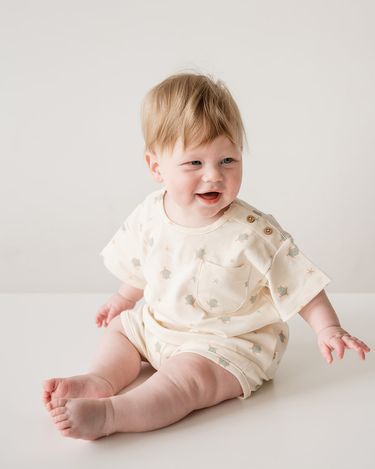 Baby in turtles print tee
