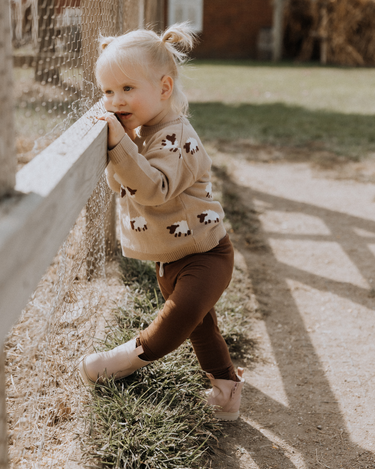 Little girl wearing organic cotton modal leggings in cappuccino brown. 